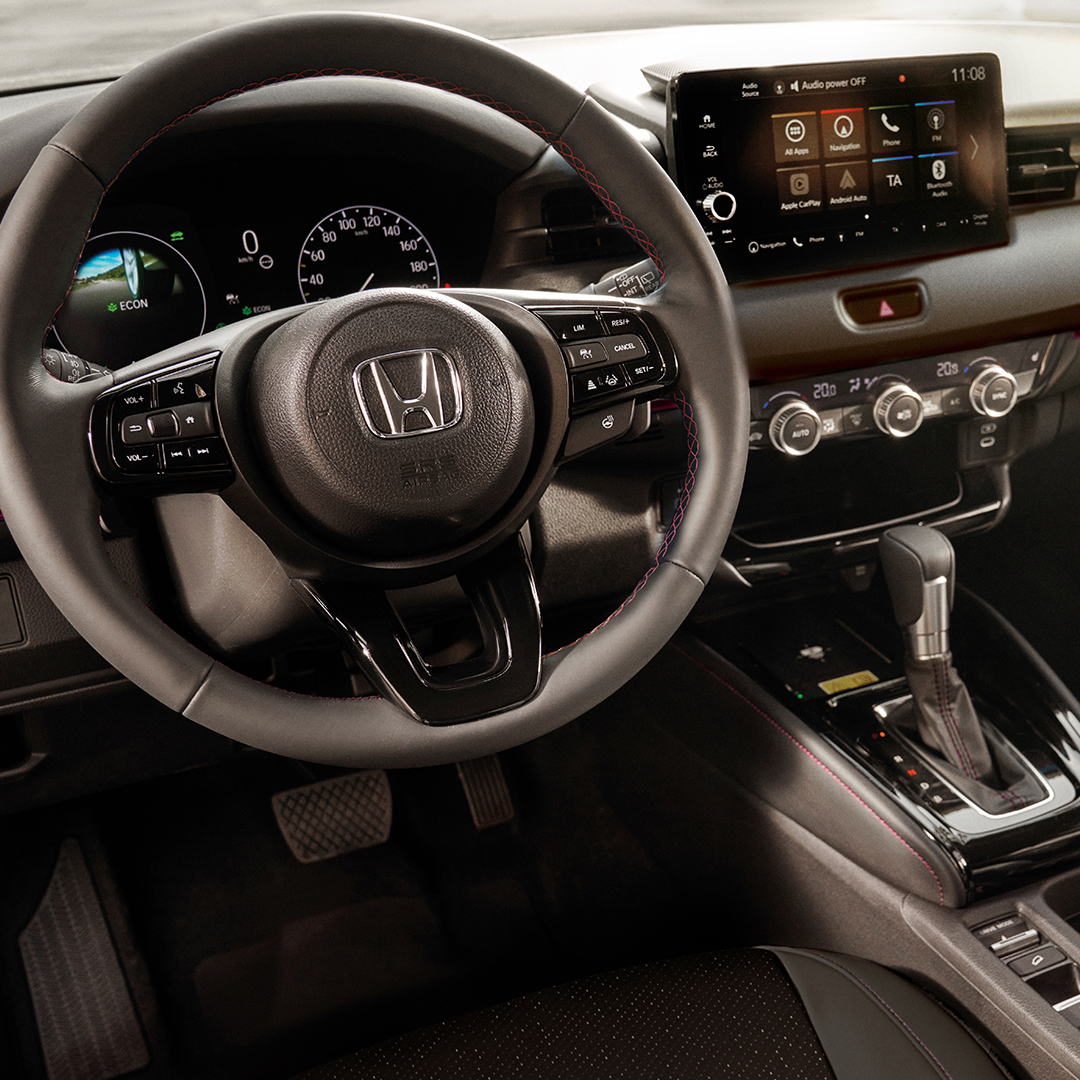 Interior del asiento delantero del conductor y salpicadero del HR-V.