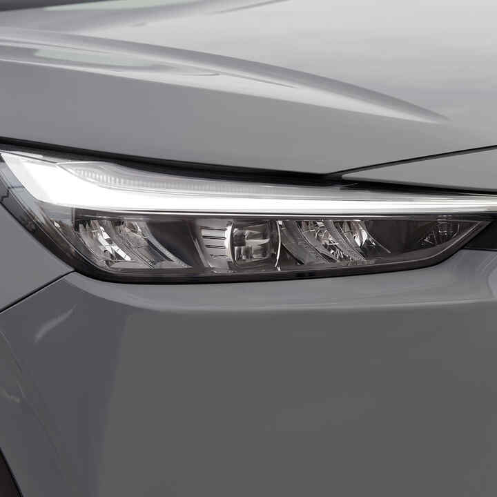 Primer plano del faro delantero del HR-V. 