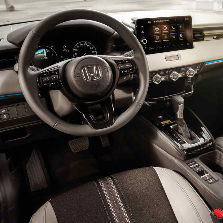 Interior del asiento del conductor delantero y del tablero del HR-V. 