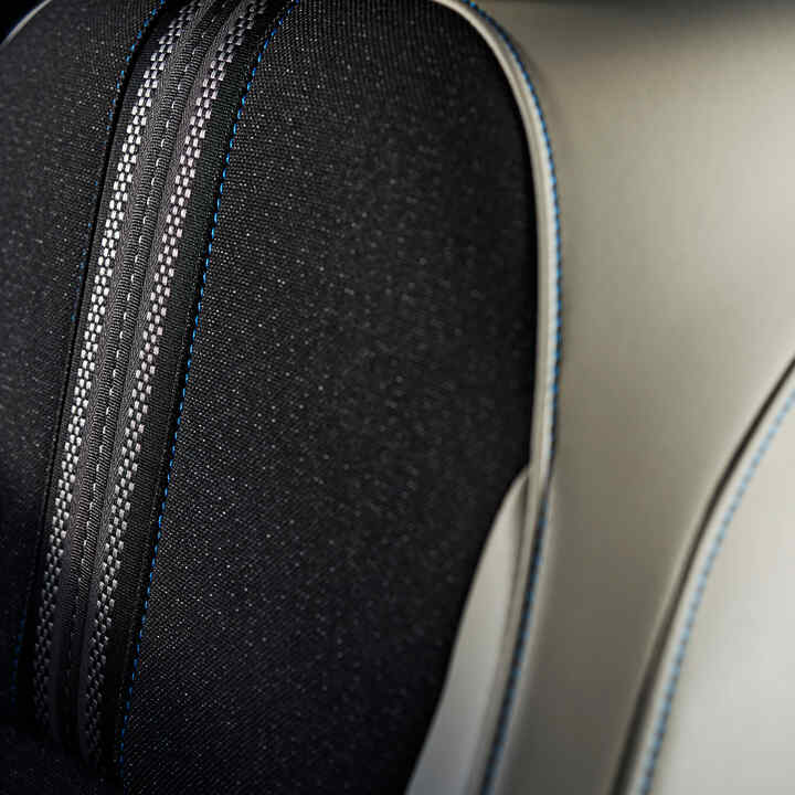 Primer plano de detalle de las costuras del asiento del HR-V. 