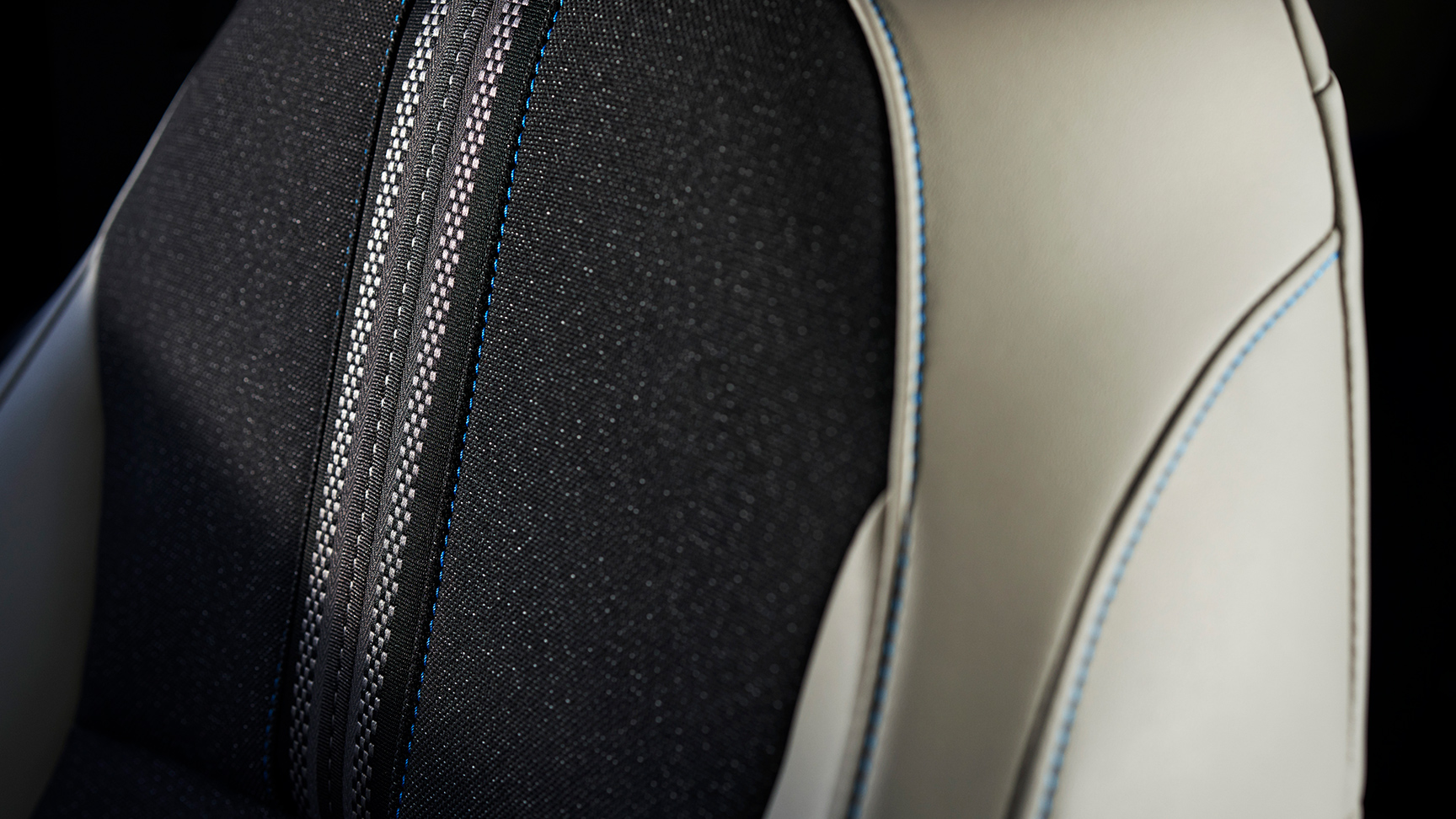 Primer plano de detalle de las costuras del asiento del HR-V. 