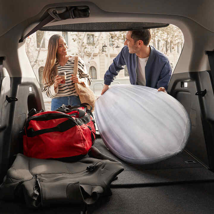 Pareja llenando el maletero del HR-V con equipaje. 