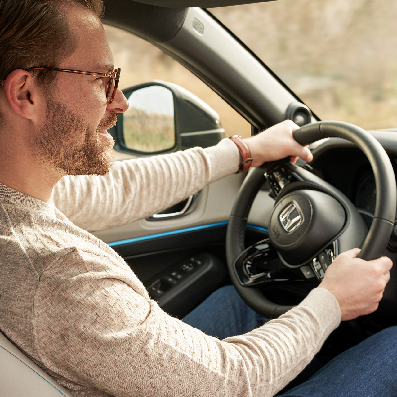 Hombre sosteniendo el volante. 