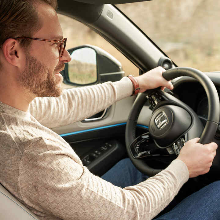 Hombre sosteniendo el volante. 