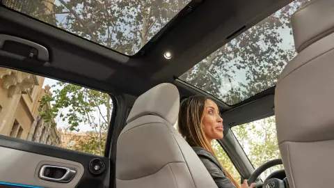 Vista interior del techo de cristal panorámico del Honda HR-V. 