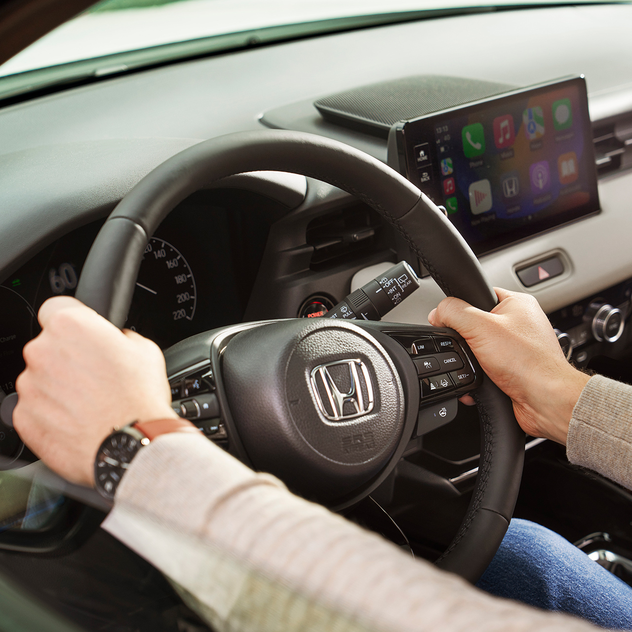 Primer plano de manos en el volante del Honda HR-V