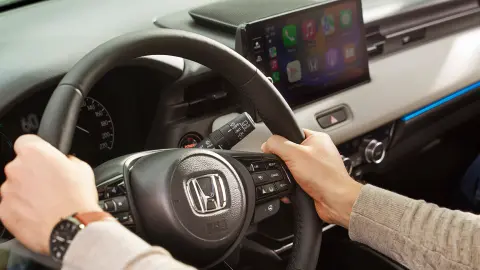 Primer plano de manos en el volante del Honda HR-V
