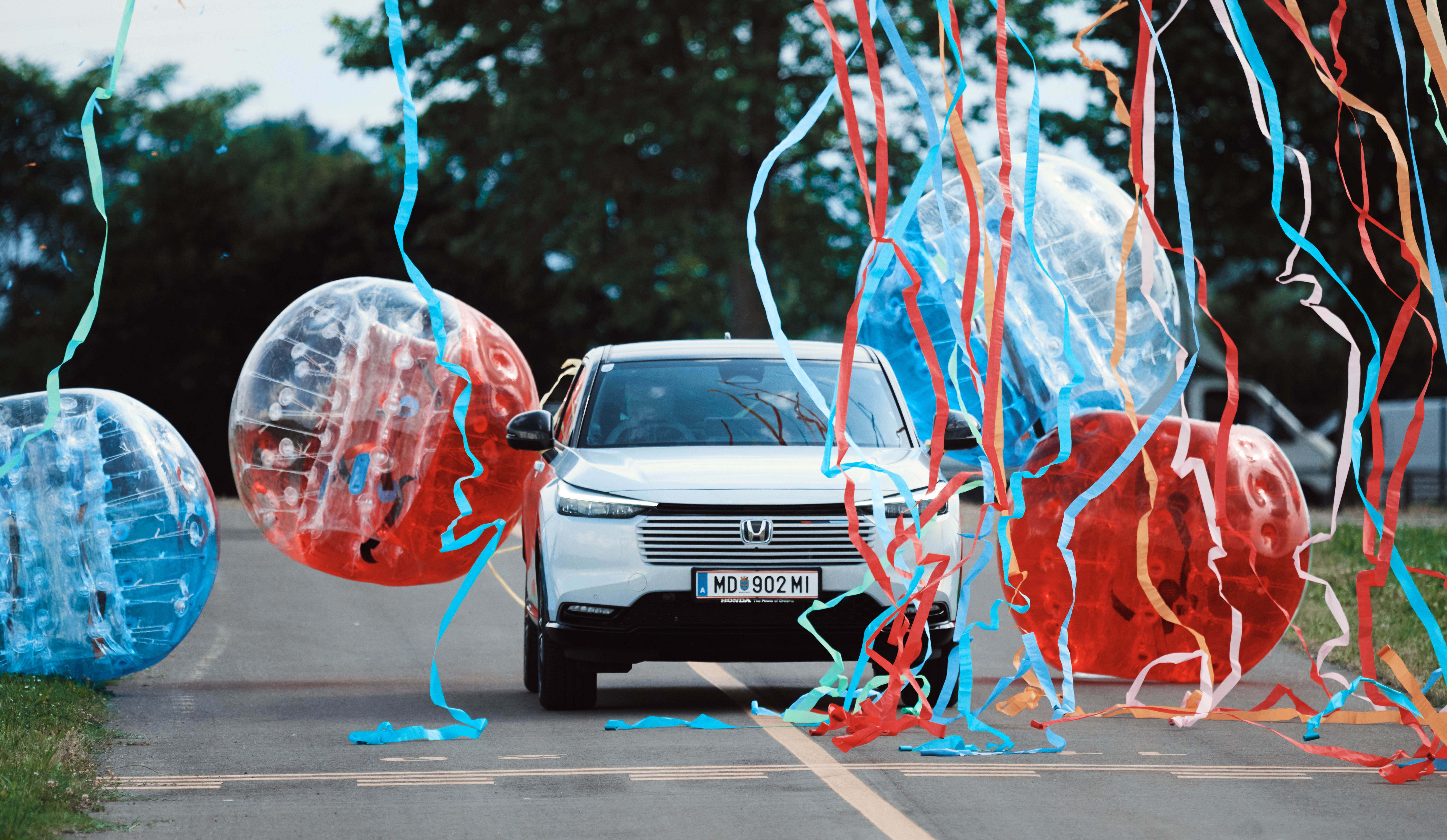 HR-V atravesando un grupo de globos
