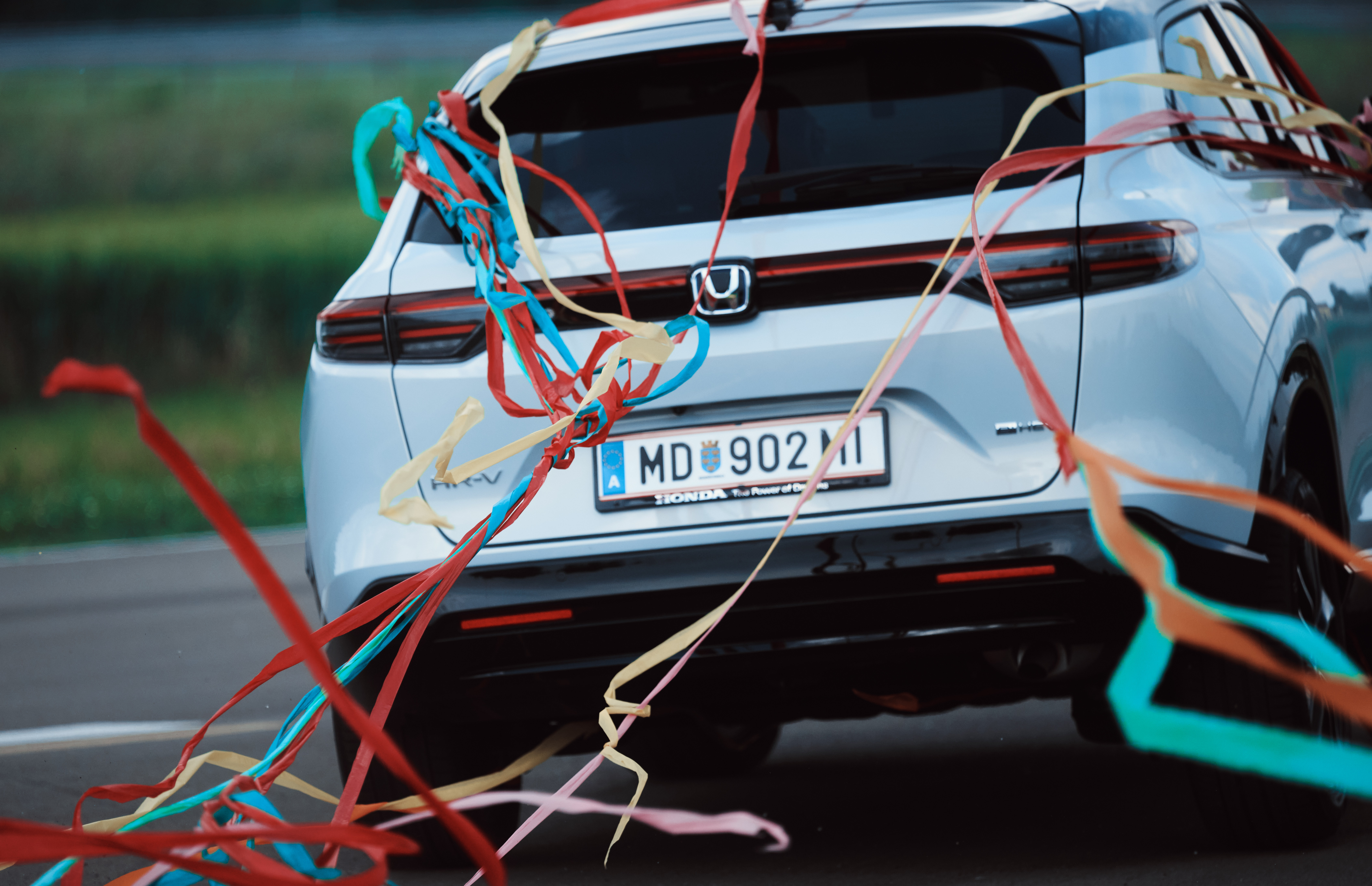 La parte trasera del HR-V se muestra de cerca con tiras de confeti colgando