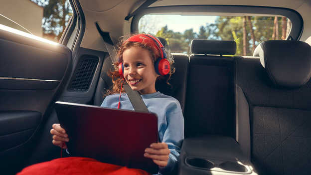 Niño viajando en el HR-V Híbrido conectado a un punto de acceso wifi
