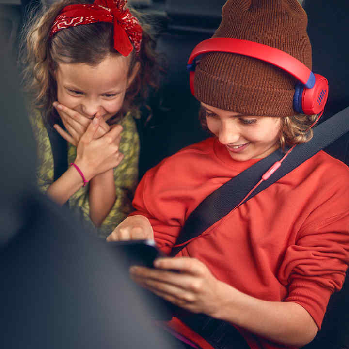 Dos niños jugando dentro de un HR-V Híbrido de forma segura