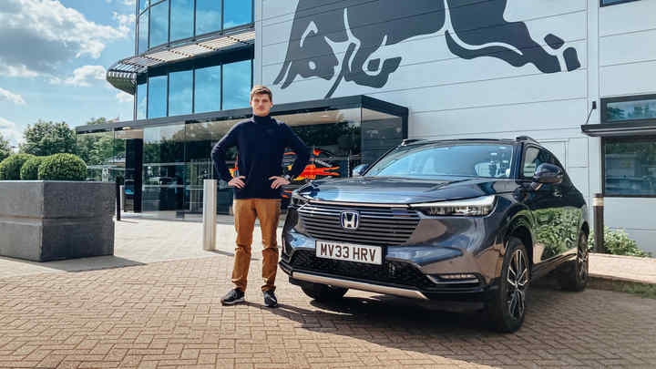 Max Verstappen, de pie junto a un Honda HR-V