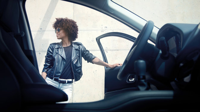 Vista del interior del Honda HR-V en la ciudad con modelo.