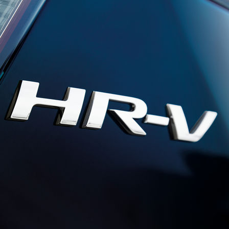Primer plano del logotipo del Honda HR-V.