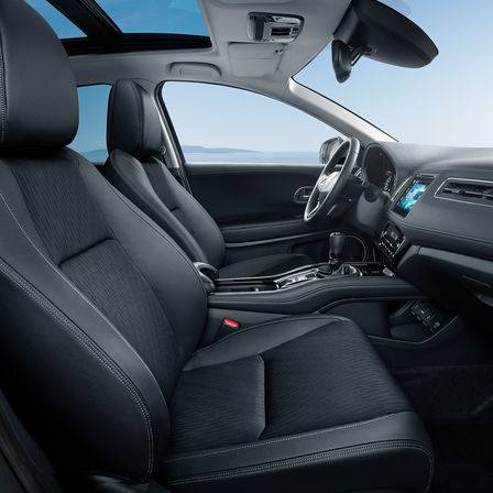 Vista lateral del interior, los asientos y el salpicadero del Honda HR-V.
