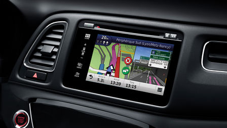 Primer plano del sistema de información y entretenimiento del Honda HR-V.