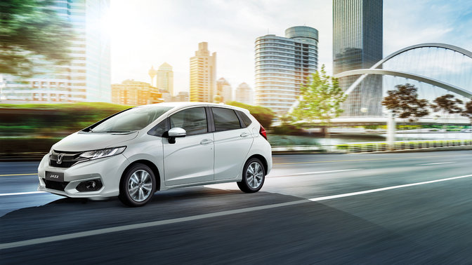 Vista frontal de tres cuartos del Honda Jazz Dynamic, en ciudad.