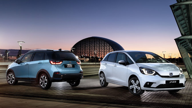 Vista delantera y trasera de tres cuartos del Honda Jazz estacionado de noche