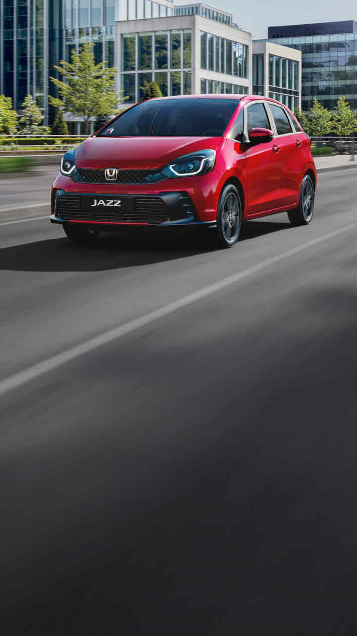 Nuevo Honda Jazz circulando en ciudad