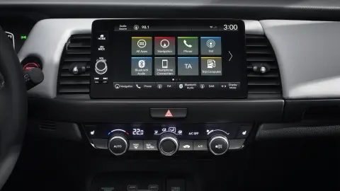 Primer plano de la pantalla de infoentretenimiento del Honda Jazz Hybrid.