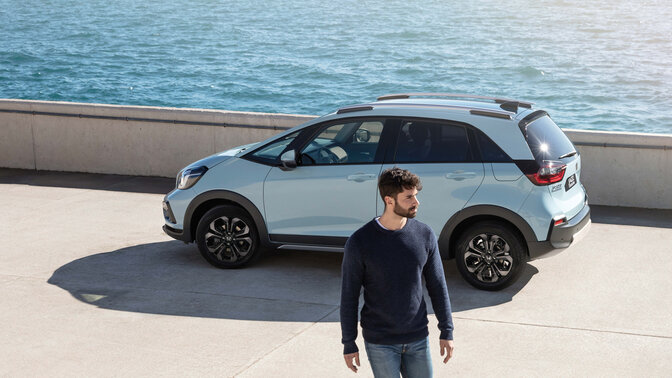 Vista delantera de tres cuartos del Jazz con ciudad de fondo