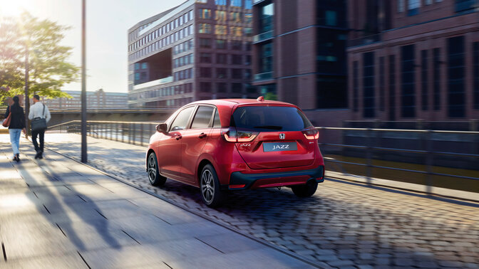 Vista delantera de tres cuartos del Jazz con ciudad de fondo