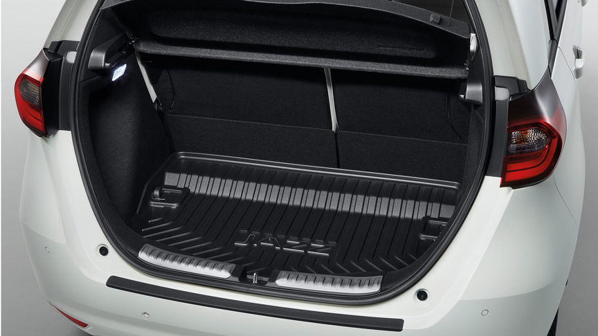 Primer plano del interior del Honda Jazz Hybrid con embellecedor de la talonera de la puerta en Pack Convenience