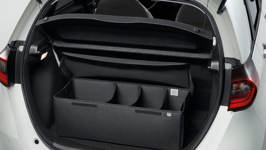 Primer plano del organizador de maletero plegable del Honda Jazz Hybrid.