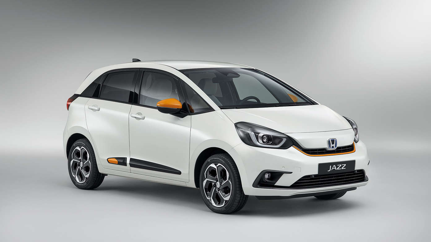 Honda Jazz Hybrid en blanco Taffta en estudio con Pack Funcional Fun en naranja/blanco