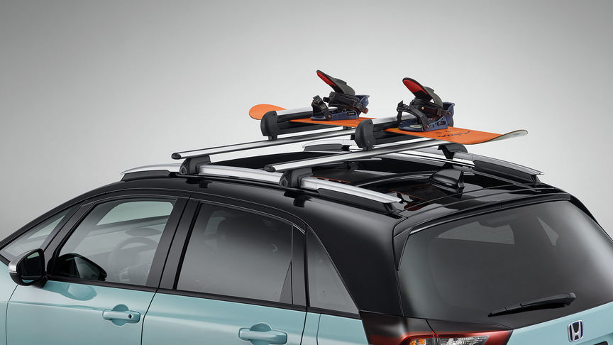 Primer plano del accesorio para esquís y tabla de snowboard del Honda Jazz Hybrid