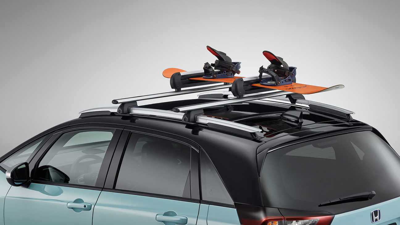 Primer plano del accesorio para esquís y tabla de snowboard del Honda Jazz Hybrid