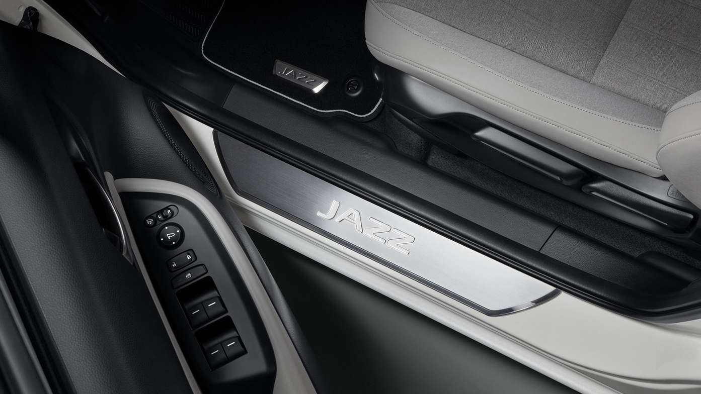 Primer plano del interior del Honda Jazz Hybrid con embellecedor de la talonera de la puerta en Pack Convenience