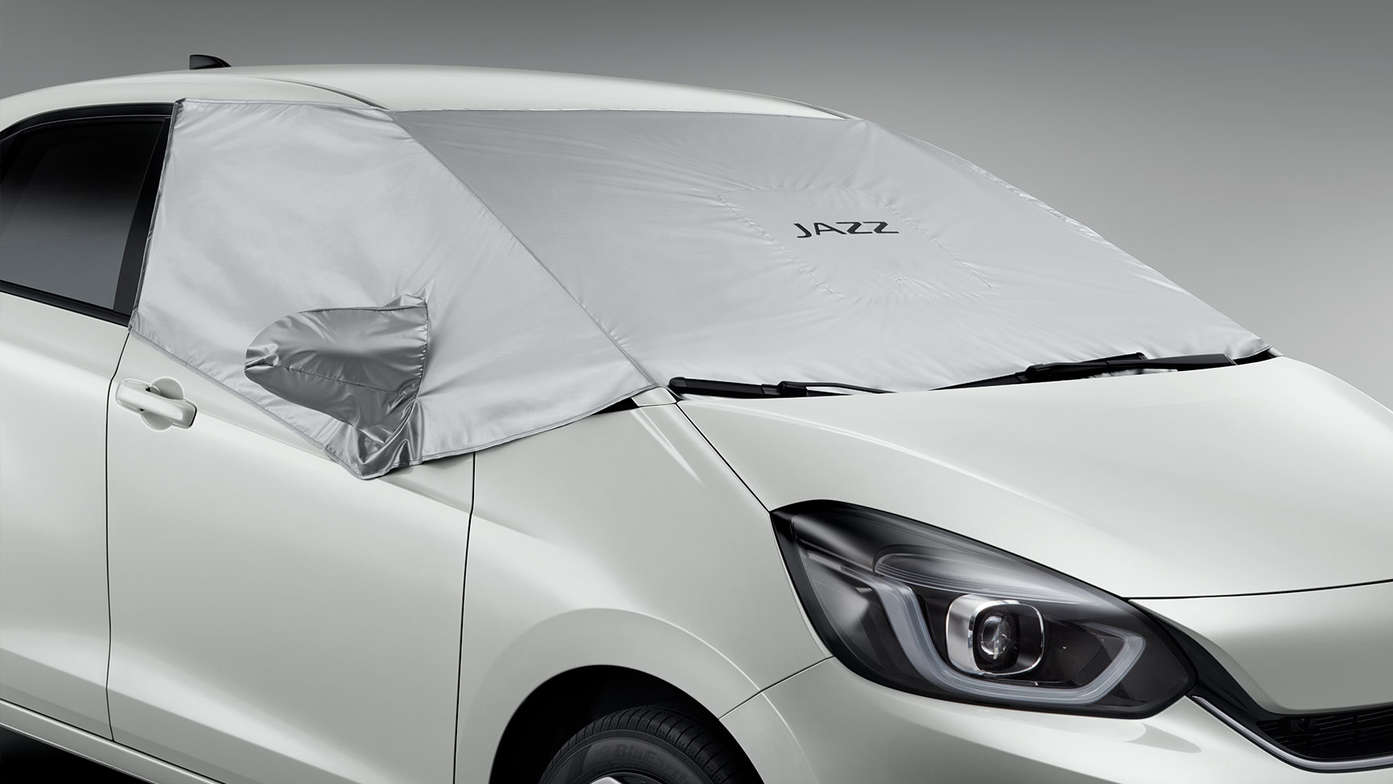 Primer plano de la cubierta para el parabrisas del Honda Jazz Hybrid.