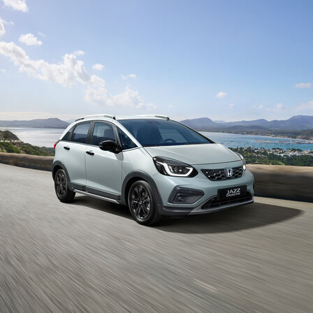 Imagen frontal de 3/4 del Honda Jazz Crosstar circulando por una carretera costera.