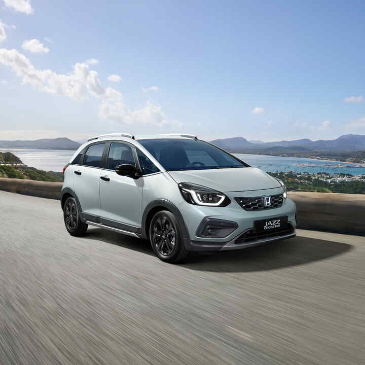 Honda CR-V circulando por el campo