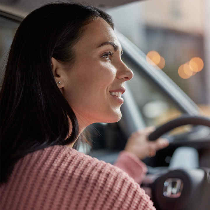 Primer plano de señora en el coche