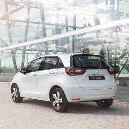 El Honda Jazz y el Jazz Crosstar brindan una experiencia híbrida completa a través de su exclusivo tren de potencia e:HEV de tres modos. Esta gama de autorrecarga, dinámica y eficiente, combina un rendimiento receptivo con mucho estilo.