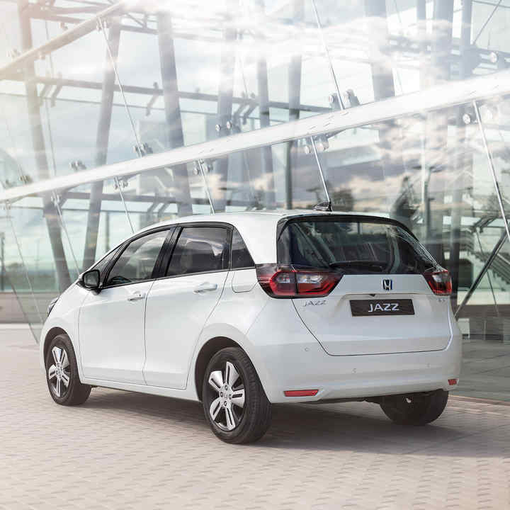 El Honda Jazz y el Jazz Crosstar brindan una experiencia híbrida completa a través de su exclusivo tren de potencia e:HEV de tres modos. Esta gama de autorrecarga, dinámica y eficiente, combina un rendimiento receptivo con mucho estilo.
