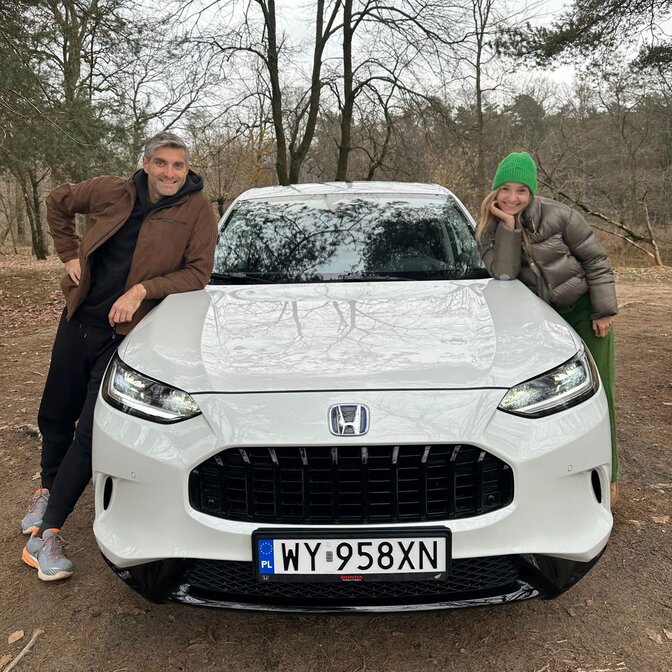 Dos embajadores apoyados en el Honda ZR-V.