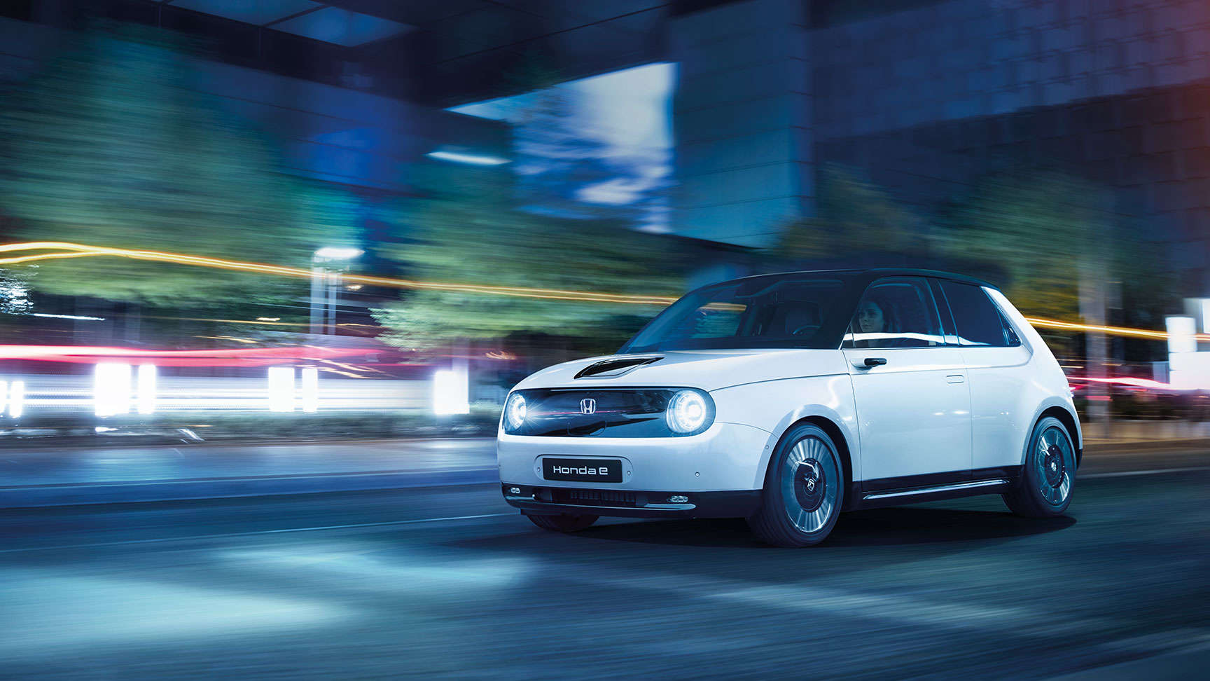 Honda e blanco circulando por la ciudad de noche