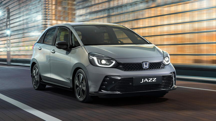 Frontal del Honda HR-V circulando por una carretera rural