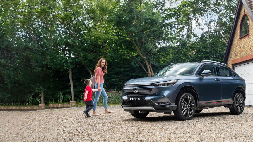 Frontal del Honda HR-V circulando por una carretera rural