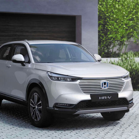 Vista lateral del Honda HR-V e:HEV en una entrada