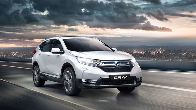 Vista frontal de tres cuartos del Honda CR-V con las luces de carretera encendidas