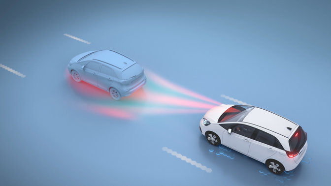 Coche Honda circulando detrás de otro vehículo y mostrando la señal de detección en el sistema de prevención y mitigación de impactos
