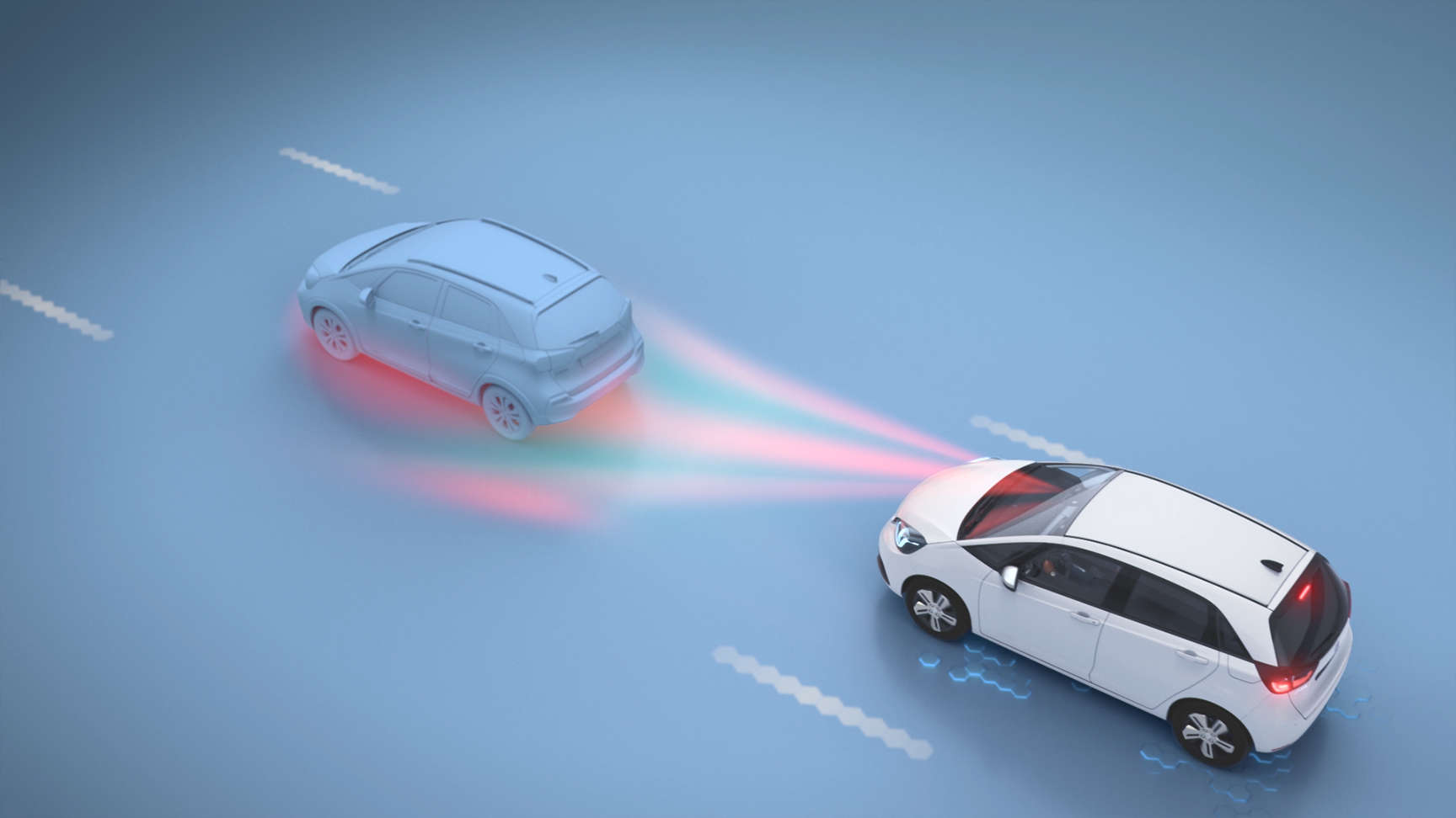 Coche Honda circulando detrás de otro vehículo y mostrando la señal de detección en el sistema de prevención y mitigación de impactos