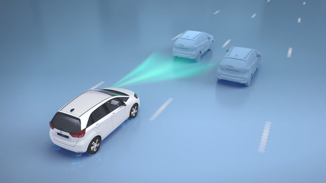 Coche Honda en movimiento y detectando el límite de velocidad mediante la señal de tráfico