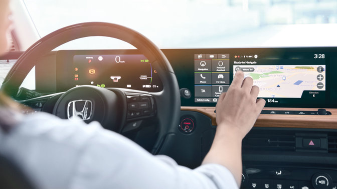 Conductor utilizando la pantalla del GPS