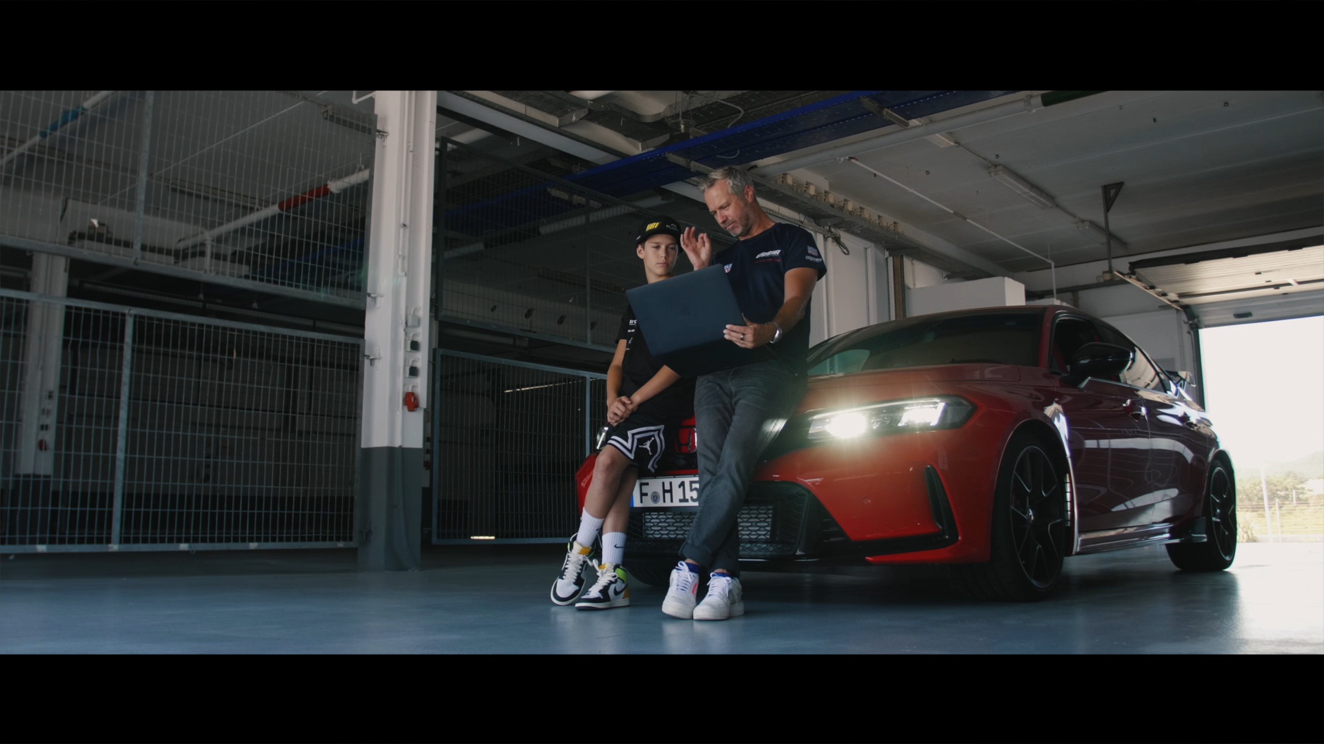 Tiago y Noah sentados en un Honda Type R con la aplicación LogR de Honda