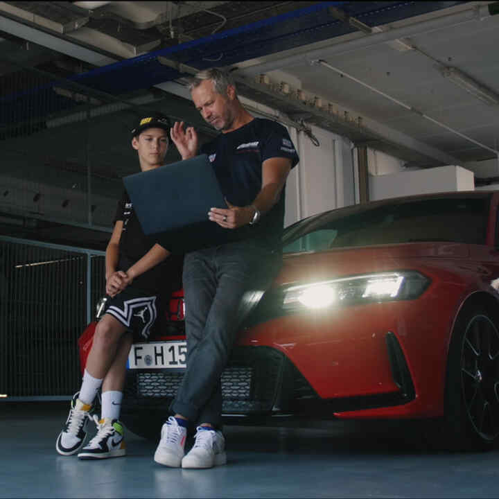 Tiago y Noah sentados en un Honda Type R con la aplicación LogR de Honda